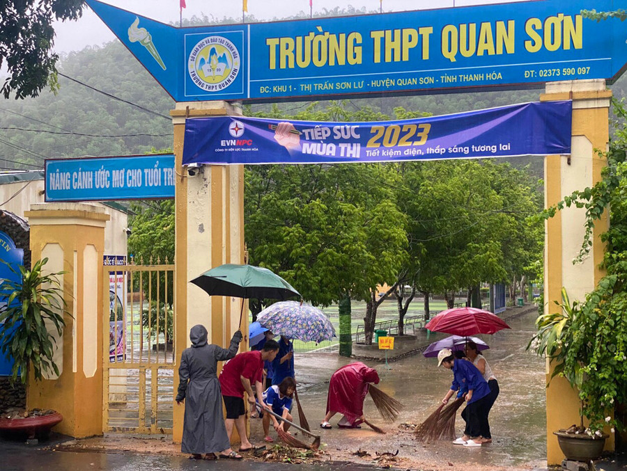Lực lượng tham gia tiếp sức mùa thi Trường THPT Quan Sơn (Quan Sơn, Thanh Hóa) dọn dẹp khu vực thi tại kỳ thi vào lớp 10 THPT vừa qua. Lực lượng tham gia tiếp sức mùa thi Trường THPT Quan Sơn (Quan Sơn, Thanh Hóa) dọn dẹp khu vực thi tại kỳ thi vào lớp 10 THPT vừa qua.