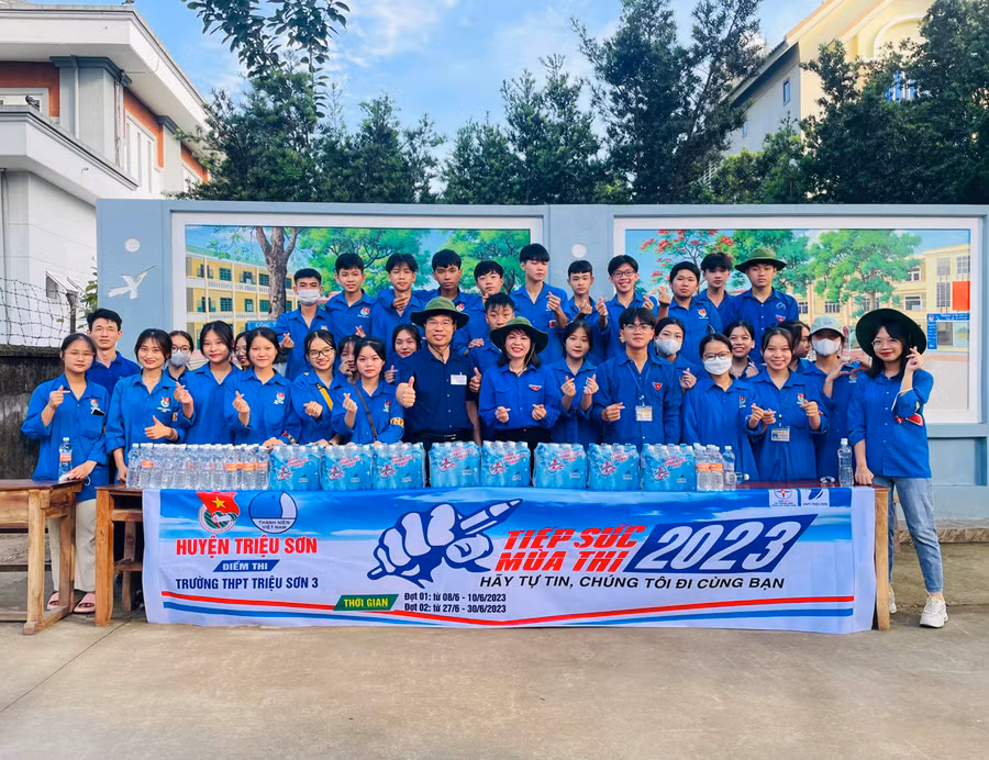 Đội tiếp sức mùa thi năm 2023 của Trường THPT Triệu Sơn 3 (Triệu Sơn, Thanh Hóa).