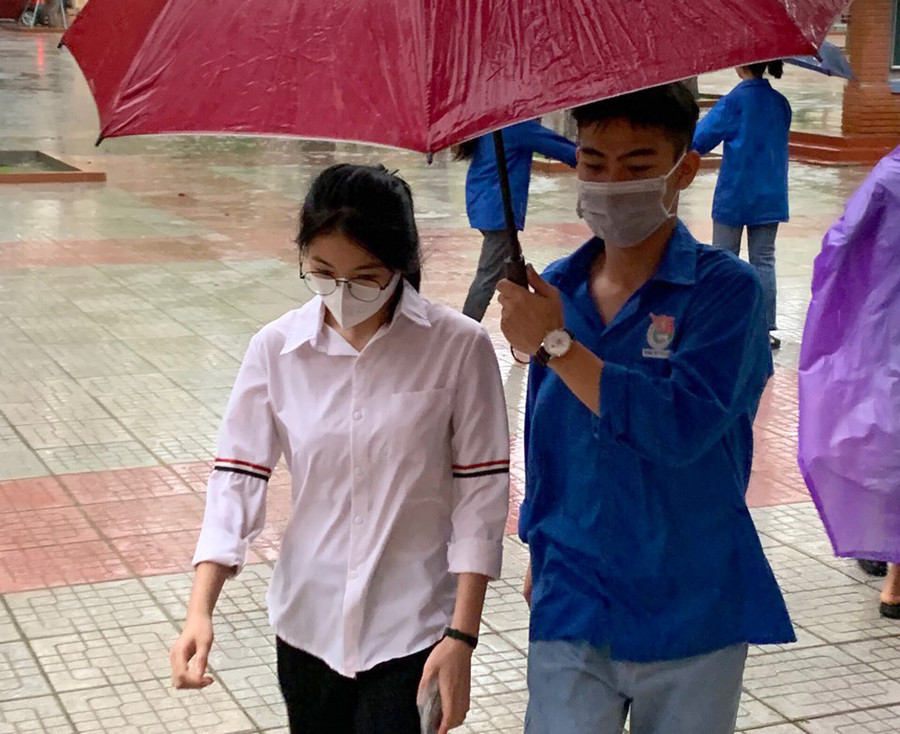 Thành viên đội tiếp sức mùa thi Trường THPT Triệu Sơn 3 che ô cho sĩ tử vào phòng thi, kỳ thi vào lớp 10 THPT năm học 2023-2024. Thành viên đội tiếp sức mùa thi Trường THPT Triệu Sơn 3 che ô cho sĩ tử vào phòng thi, kỳ thi vào lớp 10 THPT năm học 2023-2024.