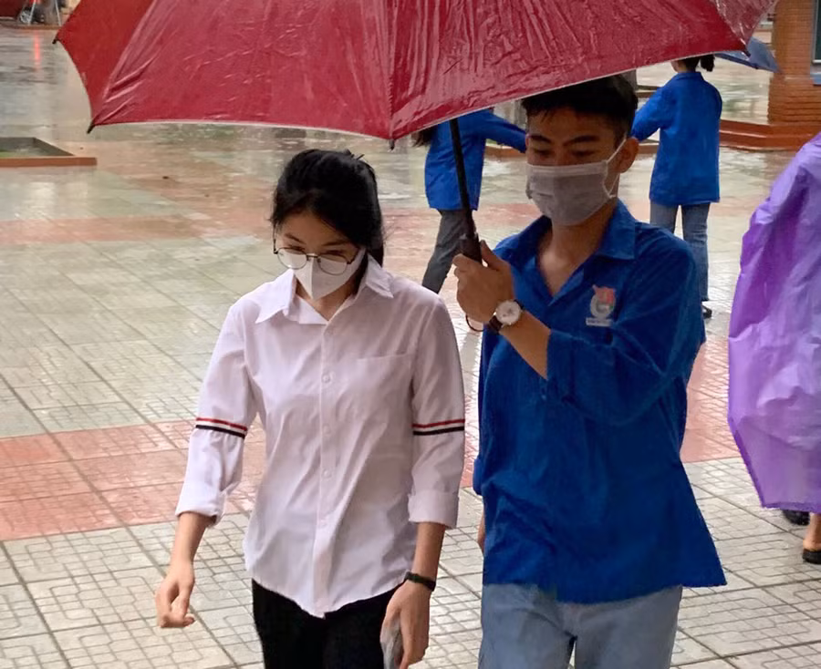 Thành viên đội tiếp sức mùa thi Trường THPT Triệu Sơn 3 che ô cho sĩ tử vào phòng thi, kỳ thi vào lớp 10 THPT năm học 2023-2024. Thành viên đội tiếp sức mùa thi Trường THPT Triệu Sơn 3 che ô cho sĩ tử vào phòng thi, kỳ thi vào lớp 10 THPT năm học 2023-2024.