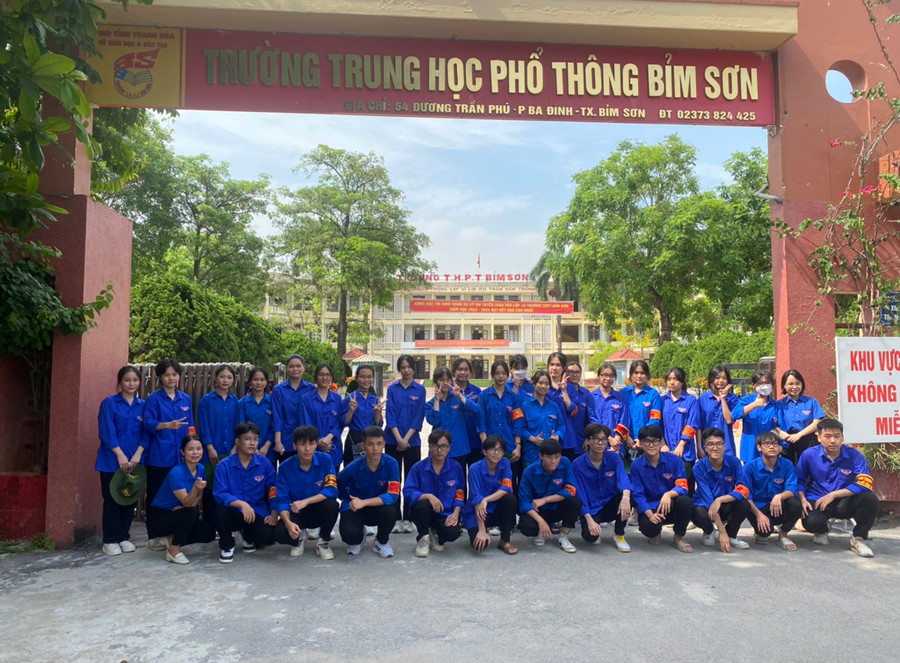Đội tiếp sức mùa thi năm 2023 của Trường THPT Bỉm Sơn (thị xã Bỉm Sơn, Thanh Hóa). Đội tiếp sức mùa thi năm 2023 của Trường THPT Bỉm Sơn (thị xã Bỉm Sơn, Thanh Hóa).
