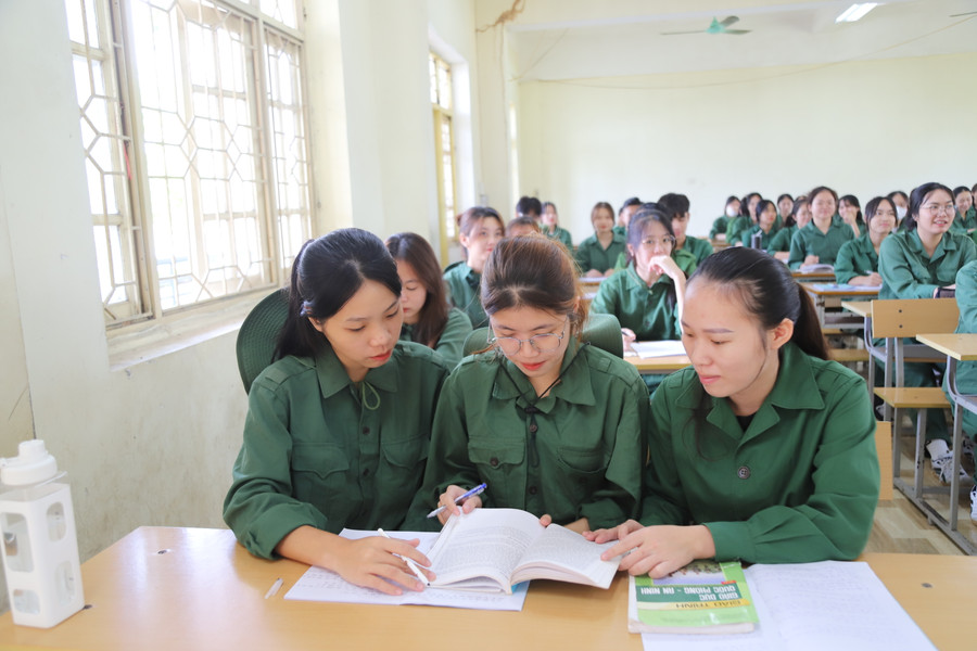 Sinh viên tham gia huấn luyện tại Trung tâm Giáo dục quốc phòng và an ninh, Đại học Thái Nguyên.