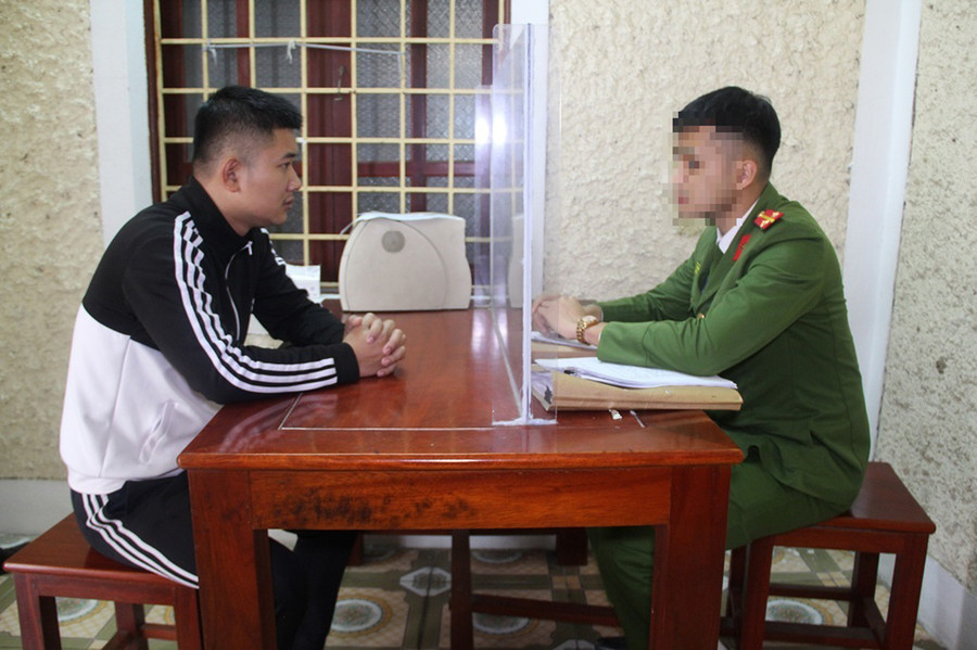 Công an lấy lời khai một trong số các đối tượng. Ảnh: CANA. Công an lấy lời khai một trong số các đối tượng. Ảnh: CANA.