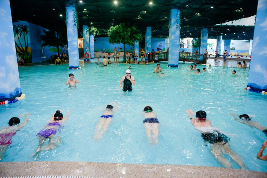 Với lớp 8 -14 tuổi, các em được học các kiểu bơi rất đa dạng Với lớp 8 -14 tuổi, các em được học các kiểu bơi rất đa dạng