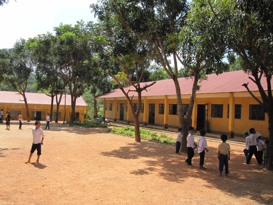 Dịch sốt xuất huyết đang diễn biến phức tạp, các tường học tăng cường phòng, chống dịch.