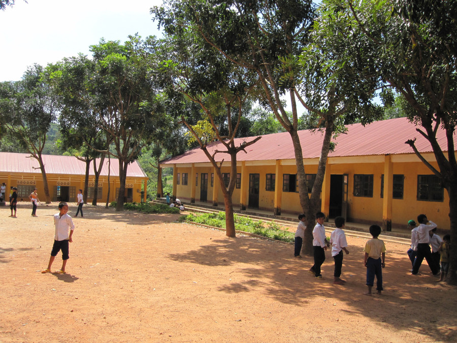 Dịch sốt xuất huyết đang diễn biến phức tạp, các tường học tăng cường phòng, chống dịch.