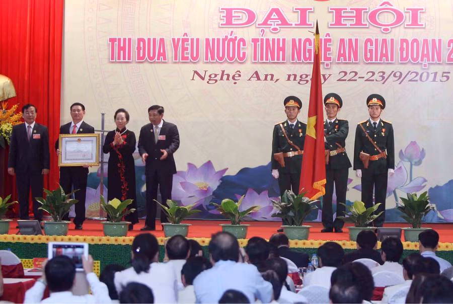 Phó Chủ tịch nước Nguyễn Thị Doan trao Huân chương Lao động hạng Nhất cho Đảng bộ và nhân dân tỉnh Nghệ An