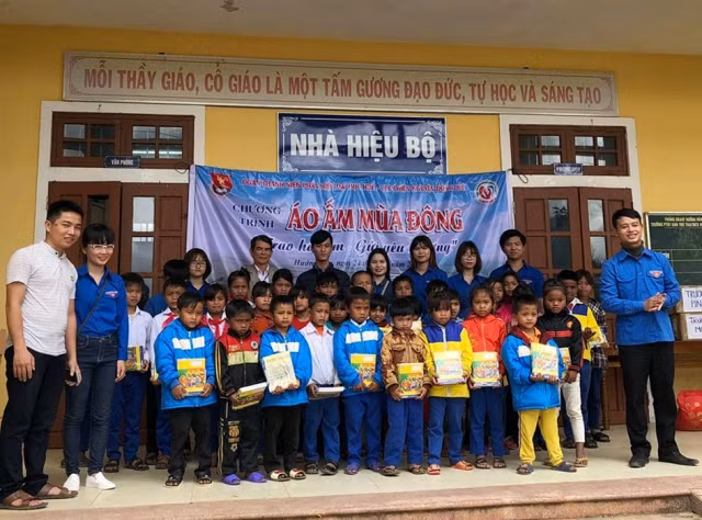 Những món quà ý nghĩa của Đoàn Thanh niên phân hiệu Đại học Huế tại Quảng Trị dành cho học sinh vùng cao.