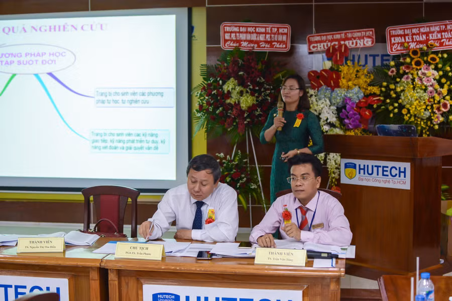 Đại biểu trình bày tham luận tại hội thảo