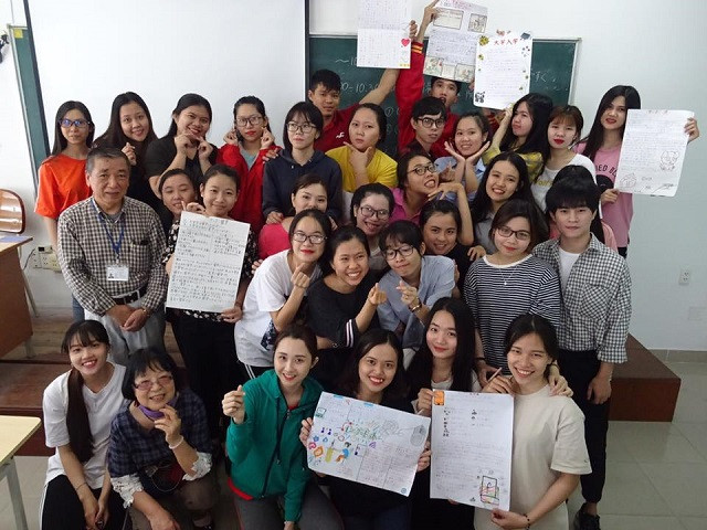 Thầy Suzuki Kaoru – Chuyên gia cao cấp của JICA và tập thể lớp DH16NB Thầy Suzuki Kaoru – Chuyên gia cao cấp của JICA và tập thể lớp DH16NB