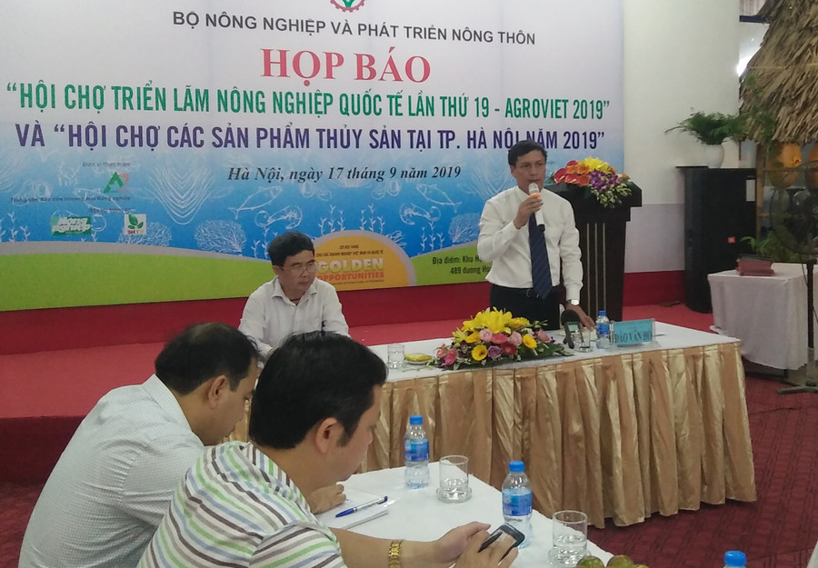 Ông Đào Văn Hồ - Giám đốc Trung tâm Xúc tiến thương mại nông nghiệp trao đổi với báo chí. Ảnh: Bình Thanh.