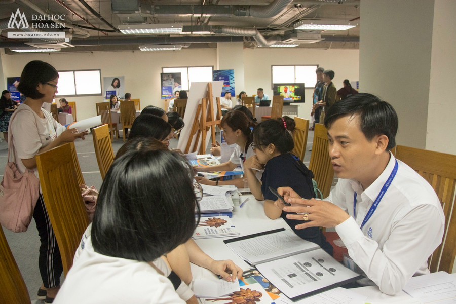 Phụ huynh và học sinh đang tìm hiểu thông tin tại ngày hội