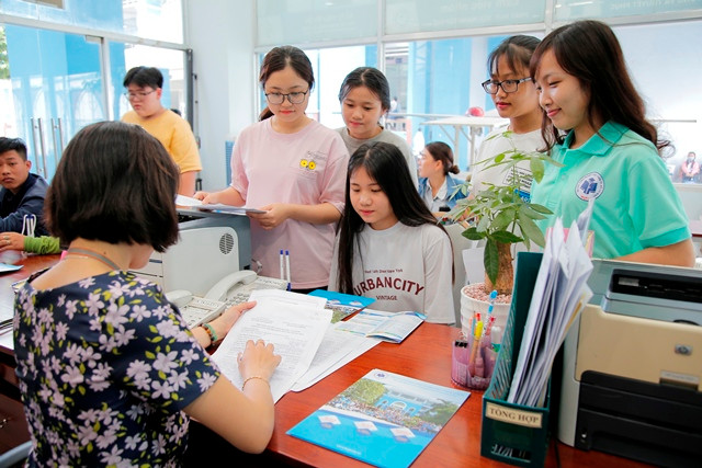 Thí sinh nộp hồ sơ xét tuyển bằng học bạ vào HUFI Thí sinh nộp hồ sơ xét tuyển bằng học bạ vào HUFI