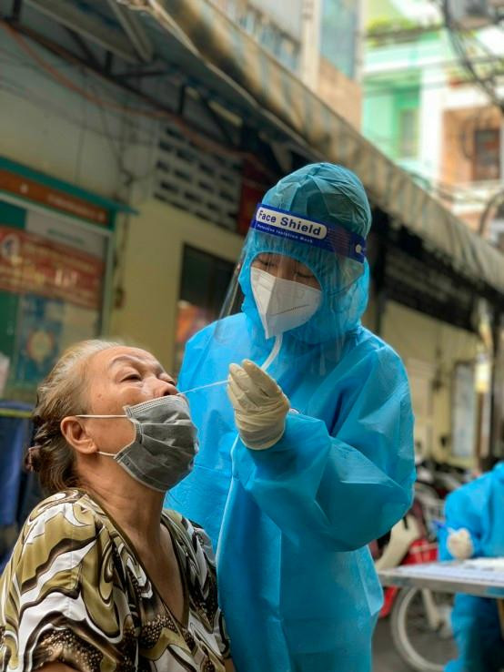 Cô Nguyễn Thị Hà Thu tham gia lấy mẫu xét nghiệm cho người dân nghi ngờ mắc Covid-19 Cô Nguyễn Thị Hà Thu tham gia lấy mẫu xét nghiệm cho người dân nghi ngờ mắc Covid-19