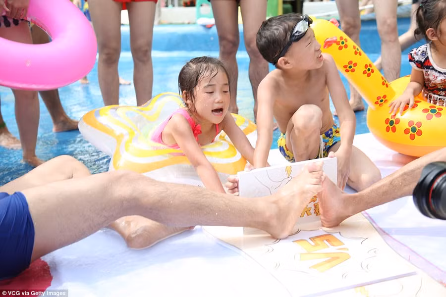 Cộng đồng mạng - Thú vị cuộc thi vật ngón chân diễn ra giữa cái nóng 40 độ ở Trung Quốc (Hình 4).