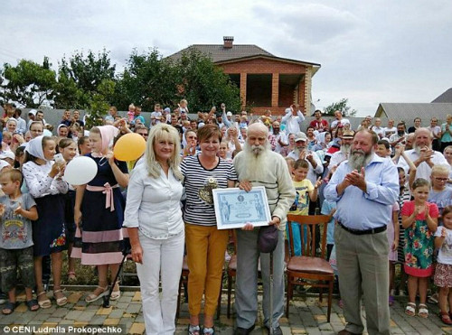 Khó khăn duy nhất ông Pavel gặp phải là nhớ tên tất cả con cháu. Tôi vẫn nhớ tên của những đứa lớn tuổi, nhưng rất khó để nhớ tên những đứa cháu nhỏ, ông chia sẻ.