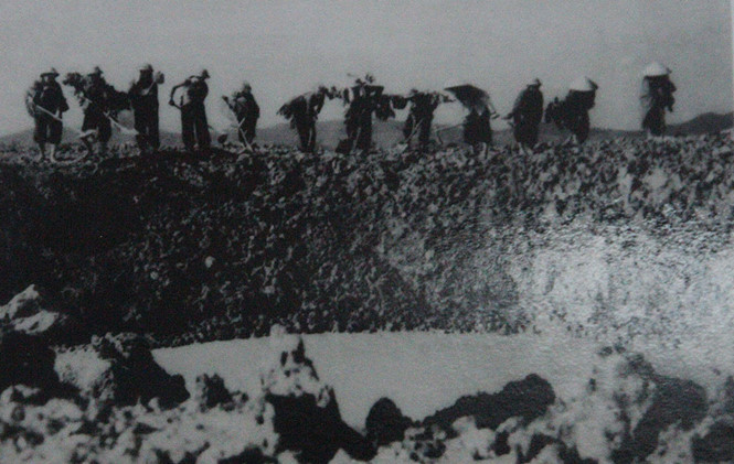 Hình ảnh nữ TNXP lấp hố bom