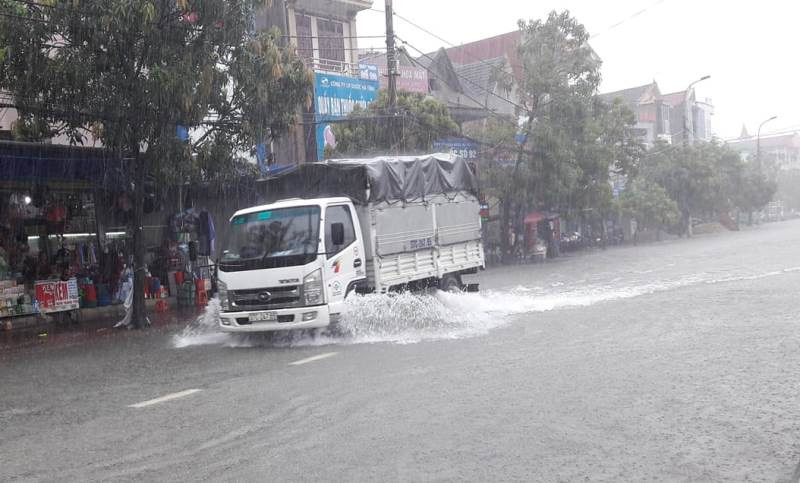 Nhiều tuyến đường TP.Hà Tĩnh bị ngập nặng do mưa lớn Nhiều tuyến đường TP.Hà Tĩnh bị ngập nặng do mưa lớn