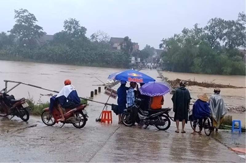 Nhiều tuyến đường liên xã tại Hương Sơn, Hương Khê bị chia cắt do mưa lớn