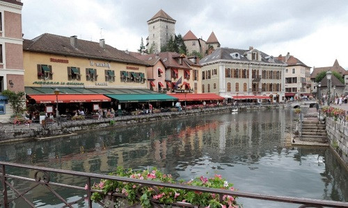 Một con mương ở thành phố Annecy, Pháp. Một con mương ở thành phố Annecy, Pháp. Ảnh: Vingt minutes.