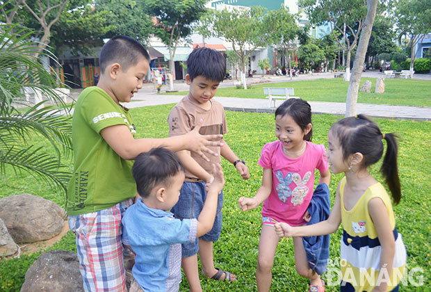 Trẻ em học gì khi chơi?
