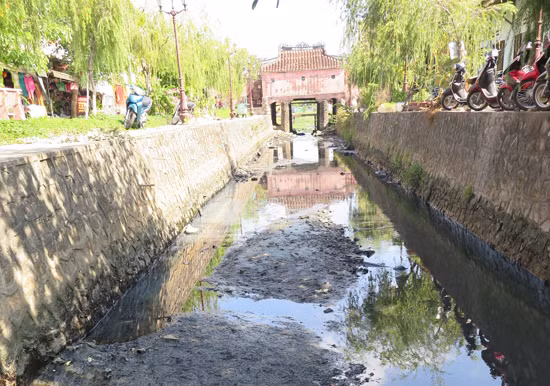 Dòng kênh Chùa Cầu quanh năm nước bẩn tù đọng, gây ra ruồi muỗi, cảnh quan lại nhếch nhác (ảnh: Internet)