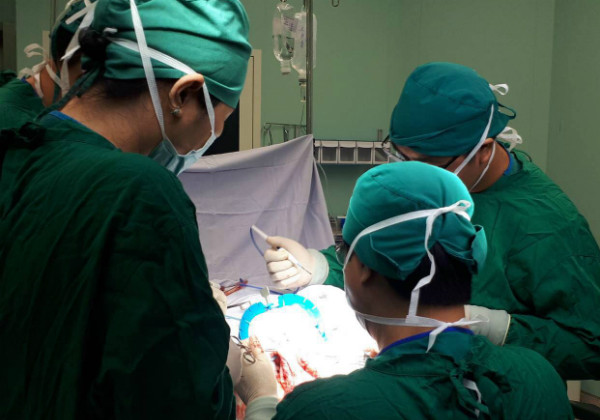 Các bác sĩ thực hiện phẫu thuật cho bé. Các bác sĩ thực hiện phẫu thuật cho bé. Ảnh bệnh viện cung cấp.