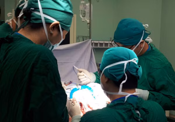 Các bác sĩ thực hiện phẫu thuật cho bé. Ảnh bệnh viện cung cấp.