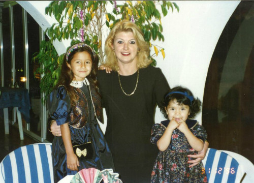 Barlow ngày nhỏ (bên trái) cùng mẹ nuôi và em.