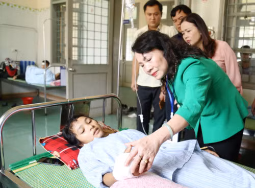 Thứ trưởng Nguyễn Thị Nghĩa thăm thí sinh Hồ Thị Hà tại bệnh viện, trong thời gian diễn ra Kỳ thi THPT quốc gia 2018