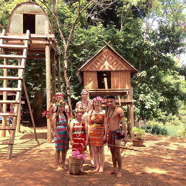 Du khách có thể tìm mua cho mình vài món đồ thủ công, mỹ nghệ của người Khmer Loeu tặng cho người thân và bạn bè