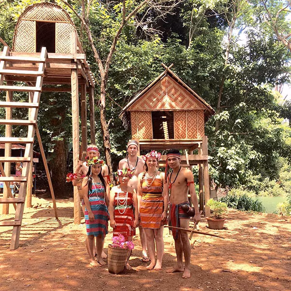 Du khách có thể tìm mua cho mình vài món đồ thủ công, mỹ nghệ của người Khmer Loeu tặng cho người thân và bạn bè Du khách có thể tìm mua cho mình vài món đồ thủ công, mỹ nghệ của người Khmer Loeu tặng cho người thân và bạn bè