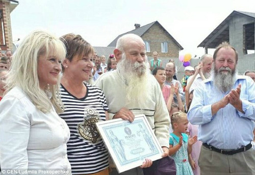 Những khi trong nhà có thành viên đám cưới hay sinh nhật thì đó thực sự là một bữa tiệc được trông đợi.Chúng tôi nấu rất nhiều đồ ăn trong ngày sinh nhật hay tổ chức đám cưới của các thành viên trong gia đình. Những người phụ nữ luôn giúp đỡ lẫn nhau để hoàn thành công việc trong nhà, vàVira Semenyuk, con gái 66 tuổi của ông Pavel, chia sẻ với tờ