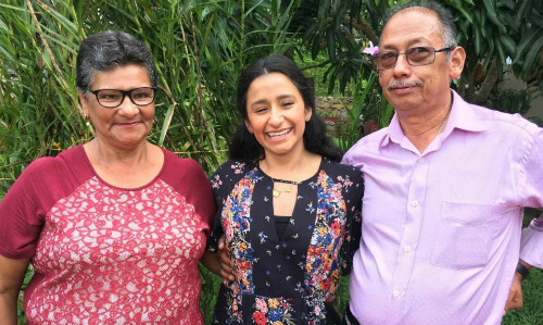 Barlow (giữa) với anh chị em ruột của mình.