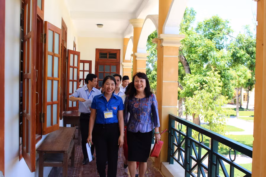  Thứ trưởng Nguyễn Thị Nghĩa kiểm tra công tác thi tại Thanh Hóa. 