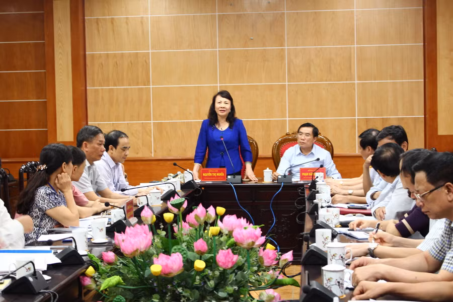 Thứ trưởng Nguyễn Thị Nghĩa làm việc với Ban chỉ đạo kỳ thi THPT quốc gia năm 2015 tại Thanh Hóa