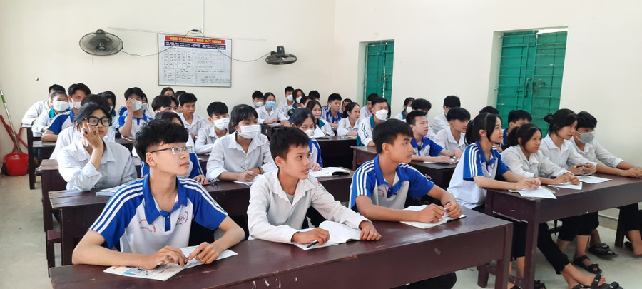 Học sinh Trường THPT Quang Trung (Nam Trực, Nam Định) trong một giờ học Tiếng Anh. Học sinh Trường THPT Quang Trung (Nam Trực, Nam Định) trong một giờ học Tiếng Anh.