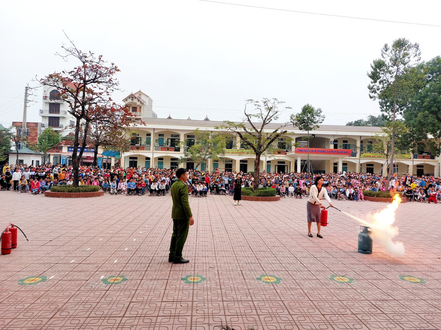 Cả các giáo viên cũng nắm bắt được các bước để xử lý khi có cháy xảy ra.