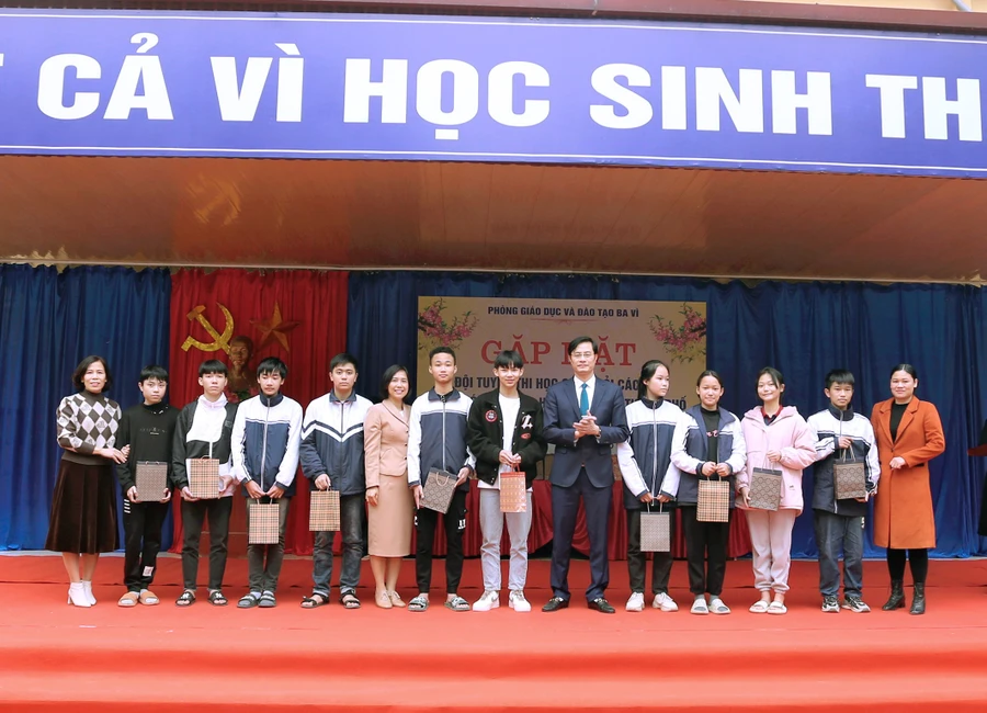 Lãnh đạo Phòng GD&ĐT Ba Vì tặng quà động viên các em trong đội tuyển thi học sinh giỏi của huyện chuẩn bị dự thi cấp thành phố. 