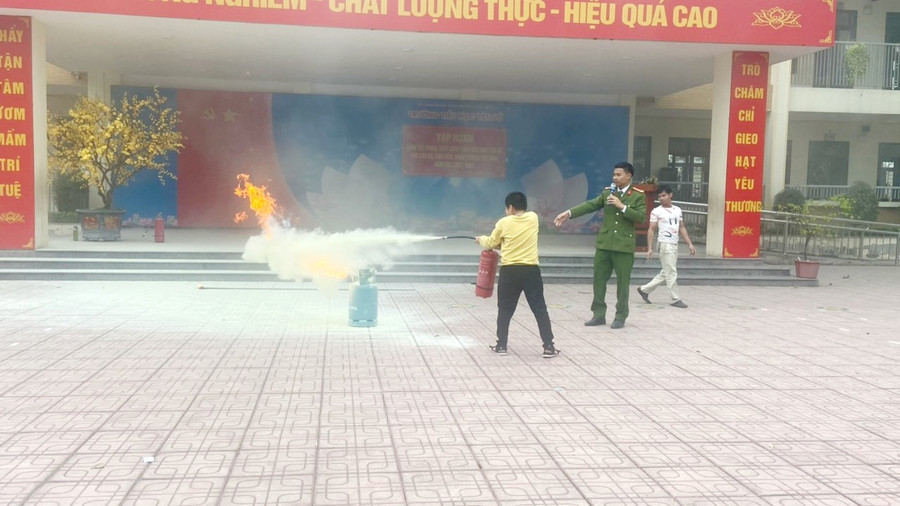 Các em học sinh được thực hành kỹ năng sử dụng bình chữa cháy xách tay để dập các đám cháy nhỏ.