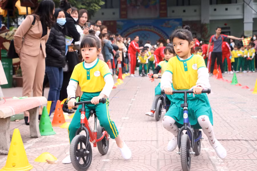 Học sinh Trường Mầm non Minh Khai trong "Ngày hội thể thao Olympic năm 2023" tại trường. 