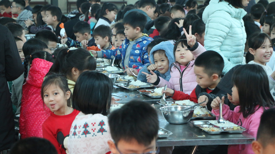 Hàng ngày, học sinh được ăn trưa tại Nhà đa năng, sau đó mới di chuyển về lớp để ngủ trưa. Hàng ngày, học sinh được ăn trưa tại Nhà đa năng, sau đó mới di chuyển về lớp để ngủ trưa.