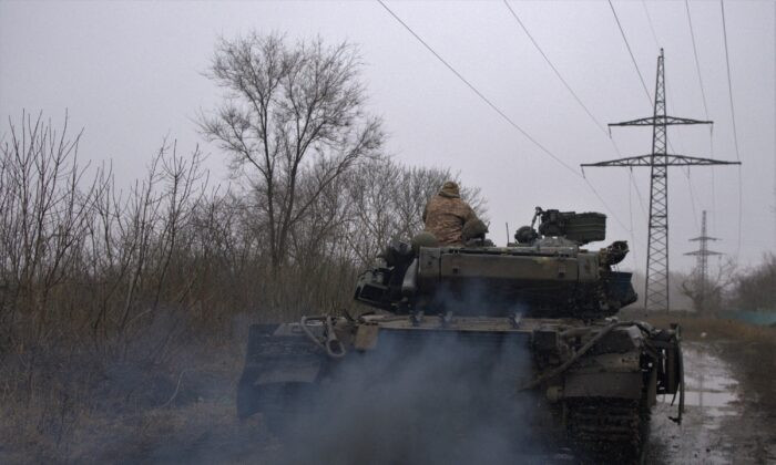Xe tăng T-64 của từ thị trấn Chasiv Yar, vùng Donetsk đến Bakhmut, Ukraine, hôm 09/03/2023 Xe tăng T-64 của từ thị trấn Chasiv Yar, vùng Donetsk đến Bakhmut, Ukraine, hôm 09/03/2023