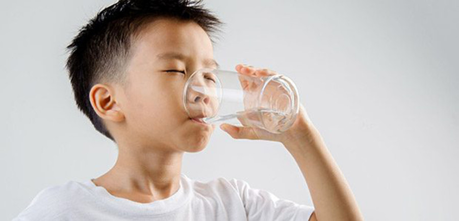 Hãy luôn ngồi khi uống và uống từ từ. (Ảnh: ITN)