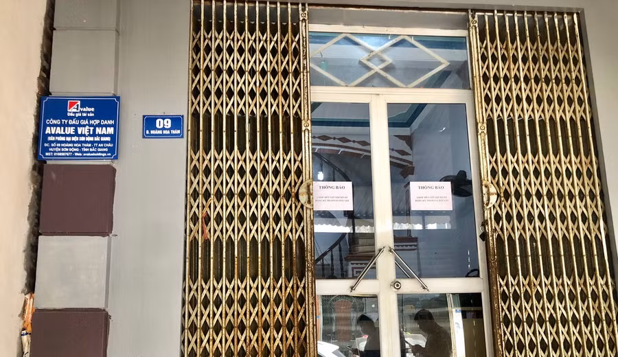 Đúng 11h30’ ngày 15/12/2021, Công ty Avalue Việt Nam dán thông báo hết giờ nộp hồ sơ đăng ký tham gia đấu giá Quyền sử dụng 14.610m2 đất ở xã Khám Lạng.