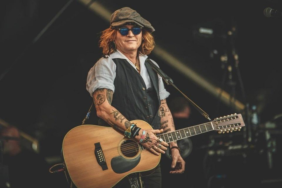 Johnny Depp vẫn chăm chỉ lưu diễn sau khi thắng kiện. Ảnh: People. Johnny Depp vẫn chăm chỉ lưu diễn sau khi thắng kiện. Ảnh: People.