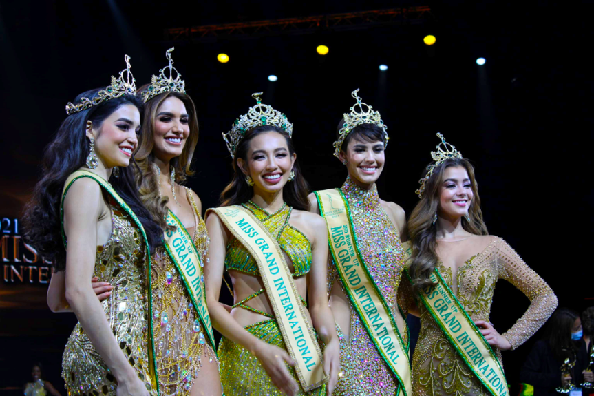 Người đẹp Nguyễn Thúc Thuỳ Tiên đứng giữa