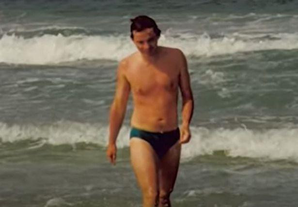 Nhiều người ngạc nhiên hỏi “liệu đây có phải là người đàn ông hiện tại có sừng và những vành khuyên “gớm ghiếc” kia không? Nhiều người ngạc nhiên hỏi “liệu đây có phải là người đàn ông hiện tại có sừng và những vành khuyên “gớm ghiếc” kia không?