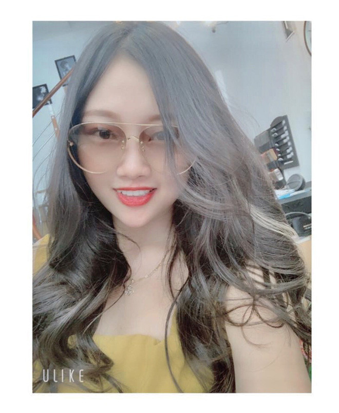 Ra mắt nhà bạn trai, cô gái trổ tài rán cá nát như cháo nhưng nhận xét từ phụ huynh mới bất ngờ ảnh 1 Châu Quỳnh hí hửng trổ tài nấu nướng, nhưng cuối cùng lại toát mồ hôi vì món cá rán