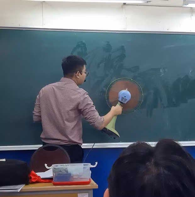Khi thầy muốn giảng bài nhưng bảng chưa khô. Ảnh: NVCC.